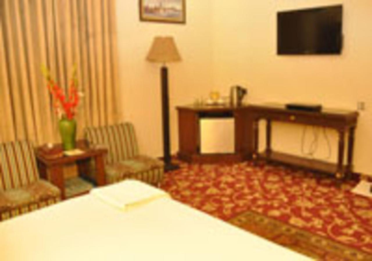 Rajone Hotel Faisalabad Eksteriør bilde
