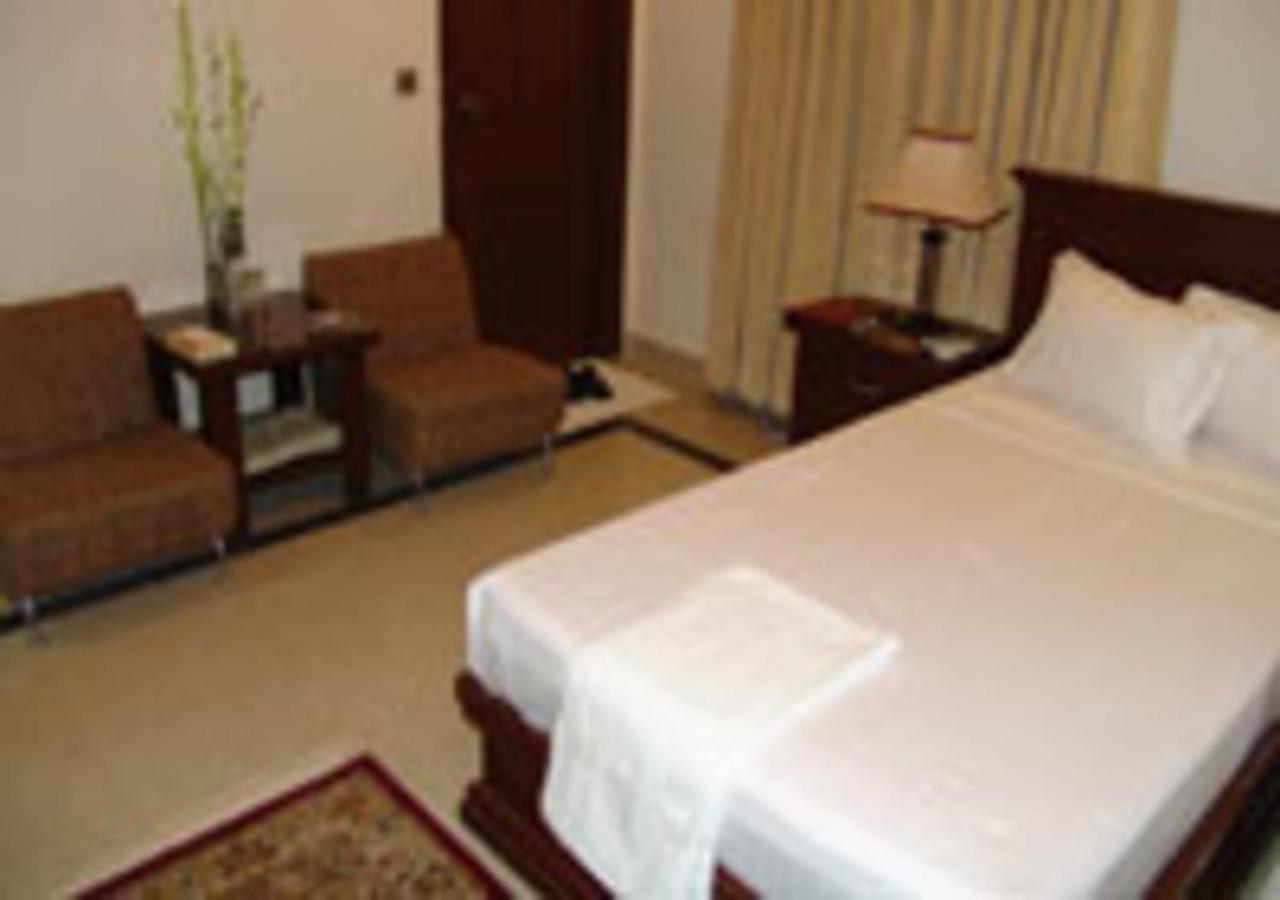Rajone Hotel Faisalabad Eksteriør bilde